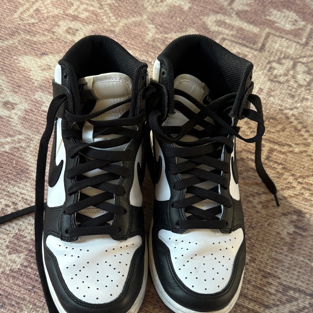 Nike panda dunk mid